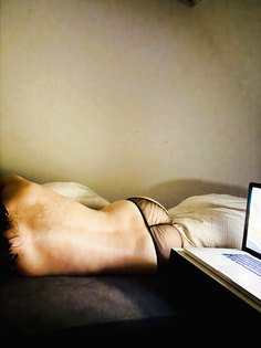 Katja sie zeigt sich von hinten