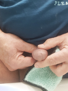 Im Badezimmer Penis Pflege