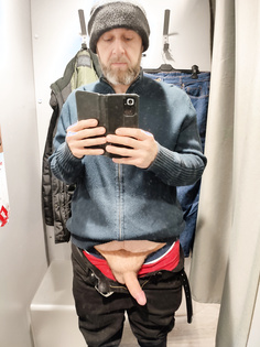 Geil mit Ständer in der Umkleidekabine