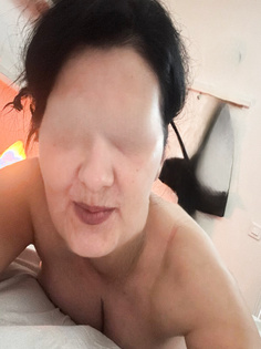 Bürokauffrau nackt auf der Massage Liege