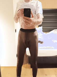 Damenwäscheträger im Spiegel mit Strumpfhose