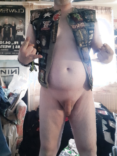 Kleiner Penis in Metalkutte