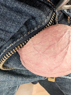 Zeige im Büro meiner Kollegin meinen Schwanz und Eier