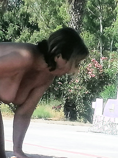 Muttis Hängebusen oben ohne am Strand