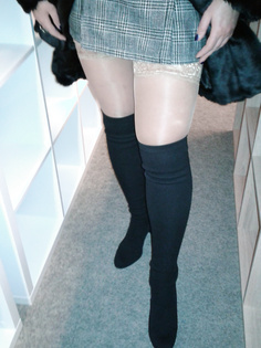 Im Möbelgeschäft einkaufen in Minirock mit Strümpfe und