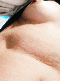 Harter Nippel und kleine Titten