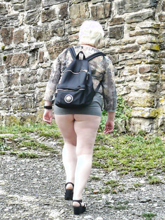 Reife Frau ohne Höschen beim Wandern