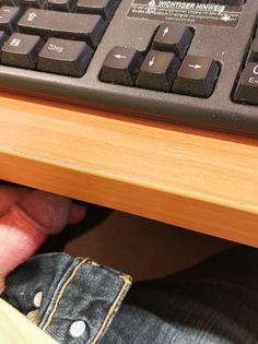 Unter dem Schreibtisch wichsen