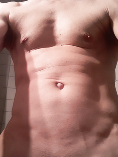 Ich nach der Dusche frisch geduscht im Bad
