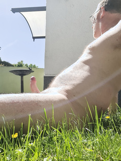Nackt im Garten