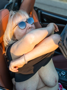 Titten zeigen im Roadster