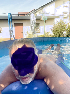 Nackt im Pool seht es euch an….