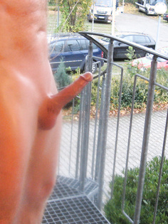 Entblößer auf dem Hotelbalkon
