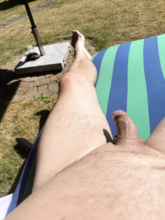 Sonnenbaden FKK im Garten
