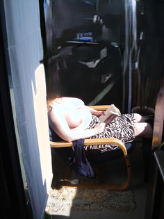 Meine vollbusige Freundin nackt auf dem Balkon