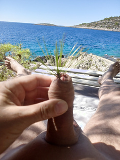 Mit Schmuck am Strand