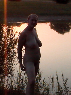 Junge Möpse am See