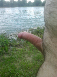 Nackt wandern am Flussufer