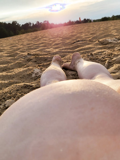 Frau am FKK Strand