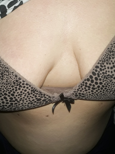 Titten verpackt in Bikini