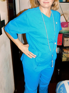 Arzthelferin zieht blank