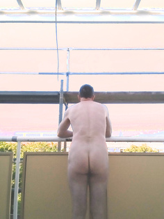 Ich früh am Morgen nach dem Aufstehen auf dem Balkon