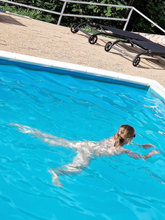 Frau nackt am Pool