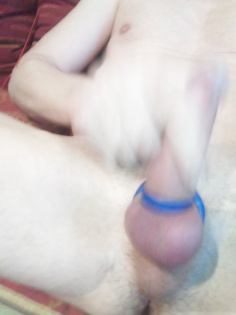 Auf dem Sofa mit Ring wixen