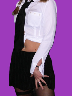 Junge sexy Bankkauffrau in Minirock und weißer Bluse