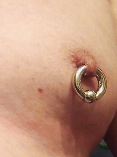 Schwere Piercing Ringe durch die Zitzen