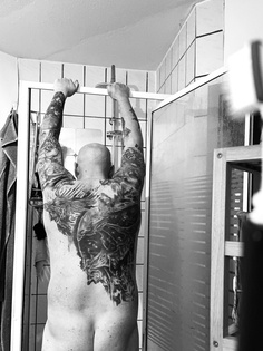 Unbeschnittener Penis frisch geduscht