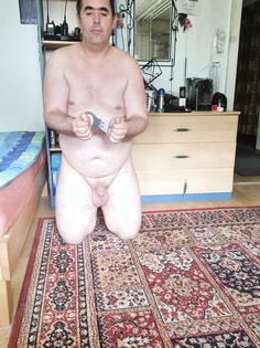 Daniele nackt in Handschellen gefesselt