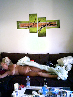 Nackt in Wohnzimmer