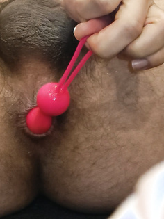 Mit Spielzeug gespielt