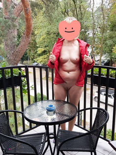 Zeigefreudig auf dem Balkon