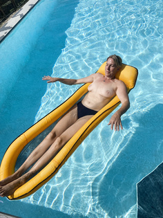 Christina oben ohne im Pool