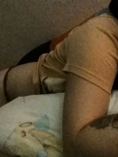 Geile Perle zeigt ihre Titten und ihre Pussy