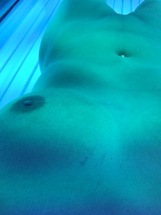 Freundin nackt unter der Sonnenbank