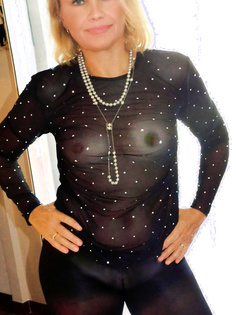 Black (dessous) on blonde