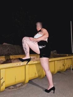 In Latex auf dem Parkplatz