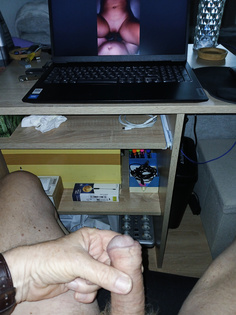 Am PC beim Porno wichsen