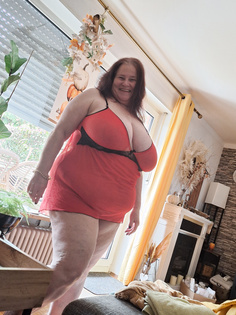 Wer will mich in meinen roten Dessous ficken?