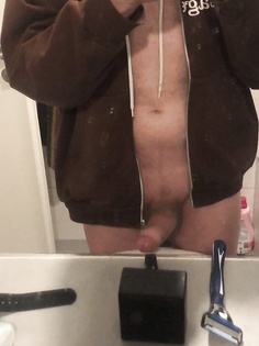 Morgenlatte vor dem Spiegel