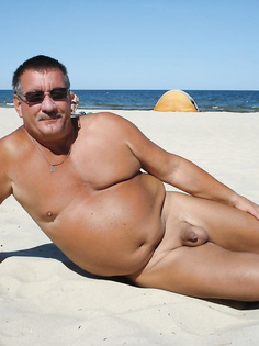 Im Urlaub nackt am Strand