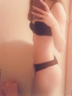 Kim zeigt ihren Körper und gibt ihr enges Loch