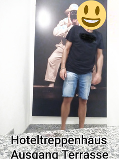 Nackt im Hotel in Italien