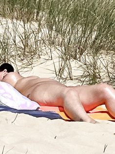 Nudisten Milf im Sommer am Strand.