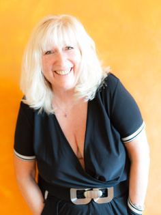 Reife Blondine mit großen Brüsten Teil 2