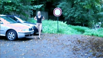 Eve nackt auf dem Parkplatz
