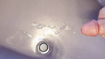 Bernd wichst in das Waschbecken